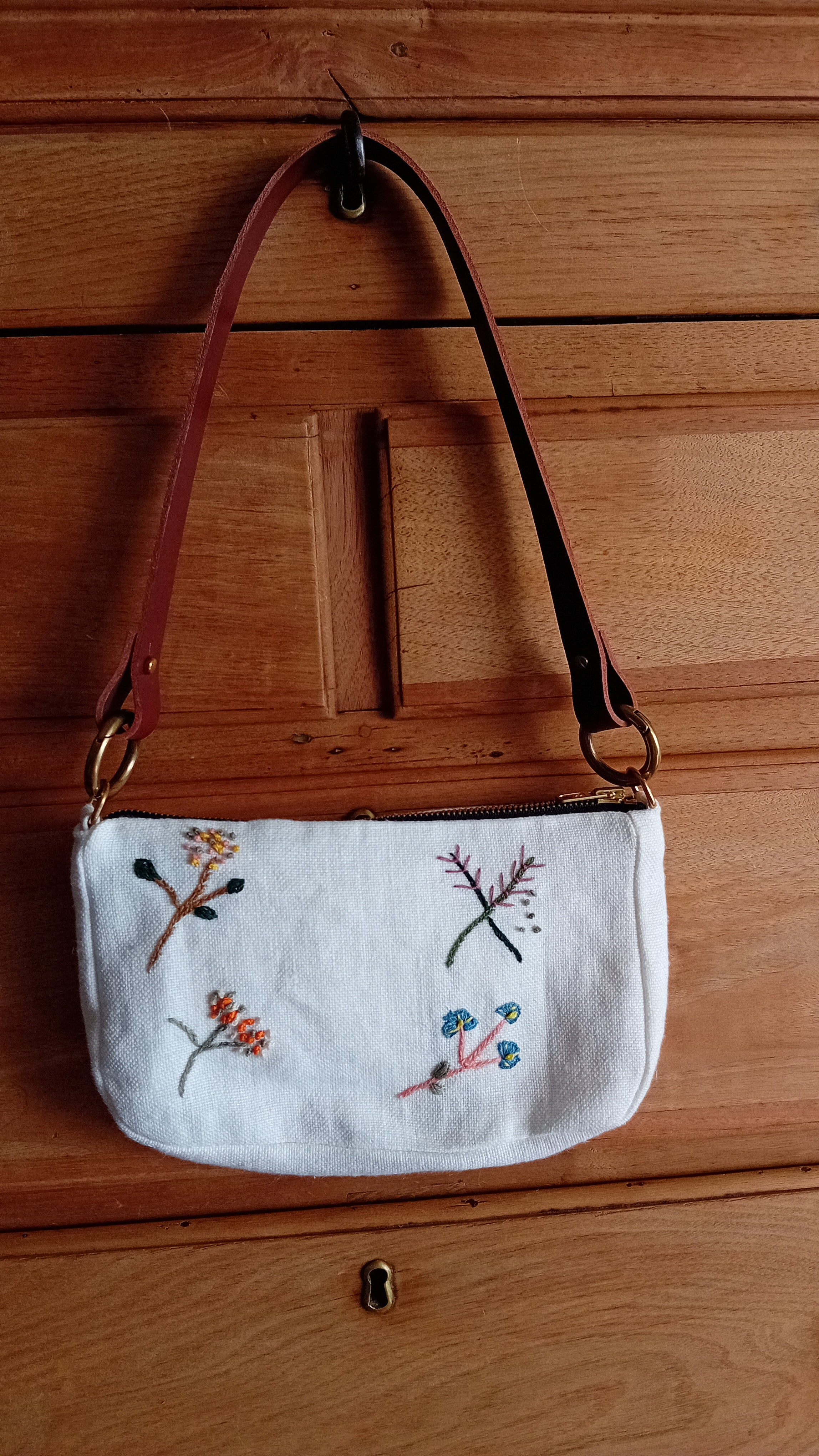 Baguete de flores bordadas a mano