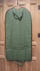 Porta-trajes verde filo verde y beige filo azul y topo filo azul.