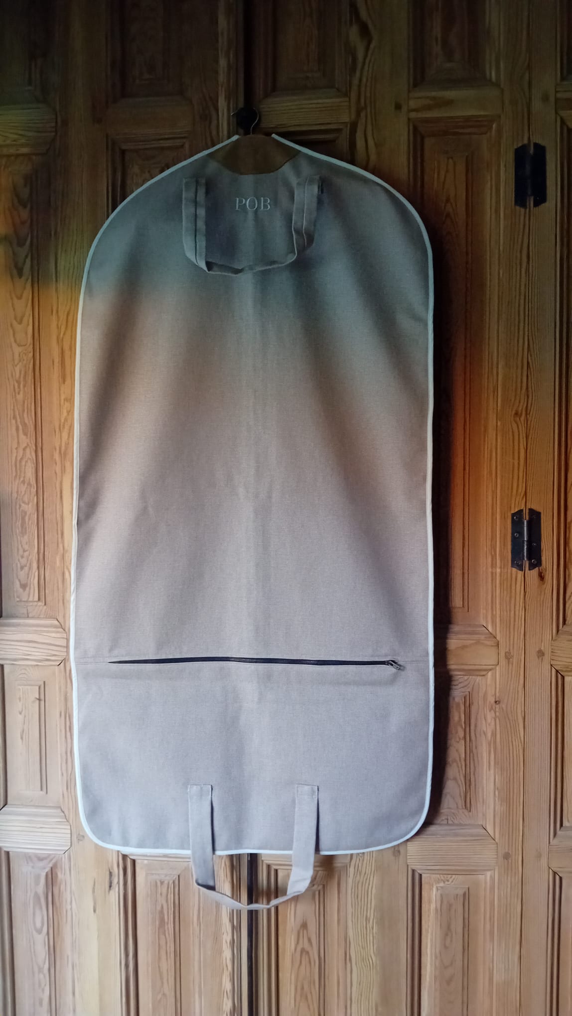 Porta-trajes verde filo verde y beige filo azul y topo filo azul.