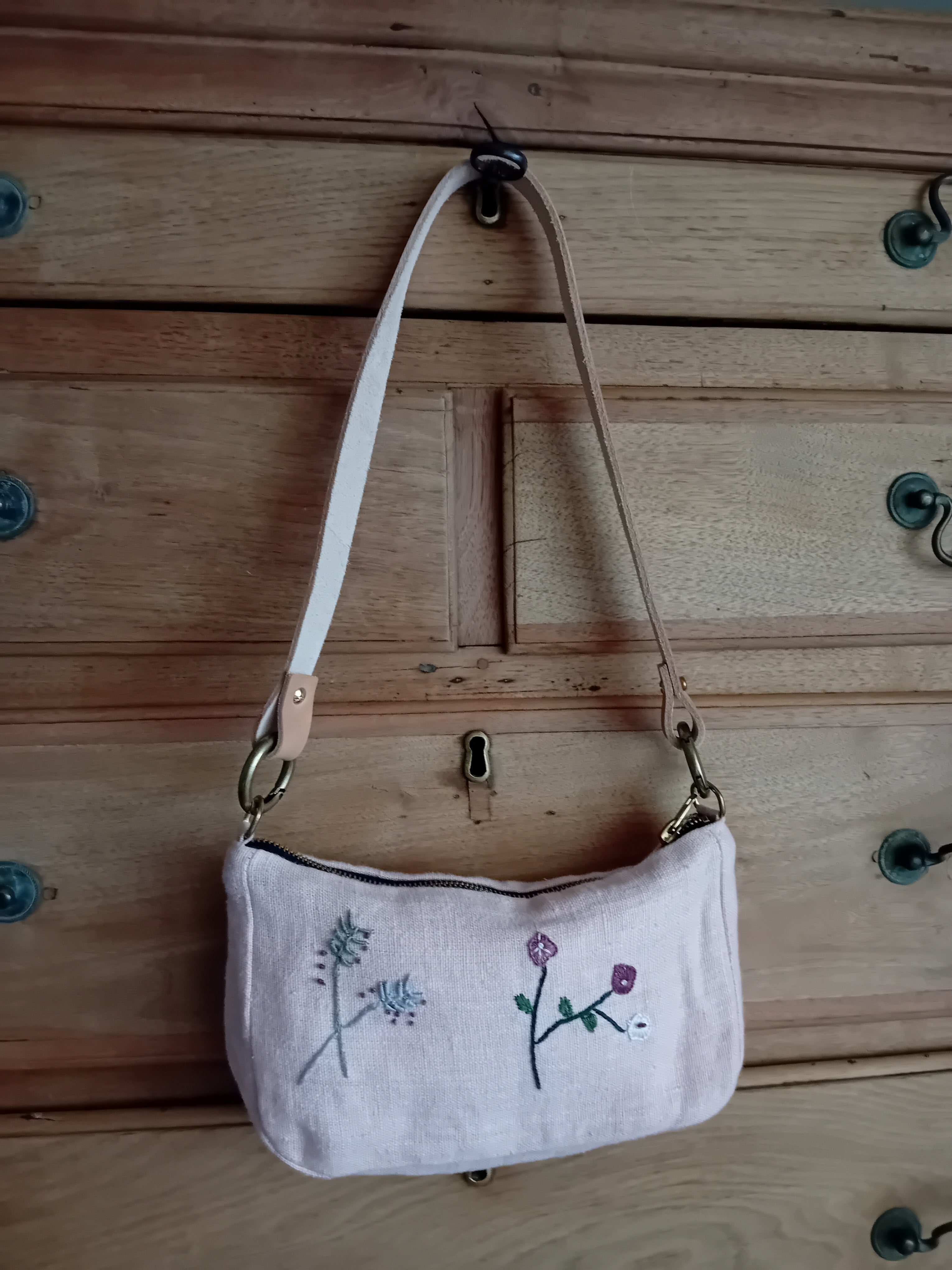 Baguete de flores bordadas a mano